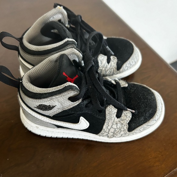 Toddler used Jordan sneakers - Picture 3 of 6